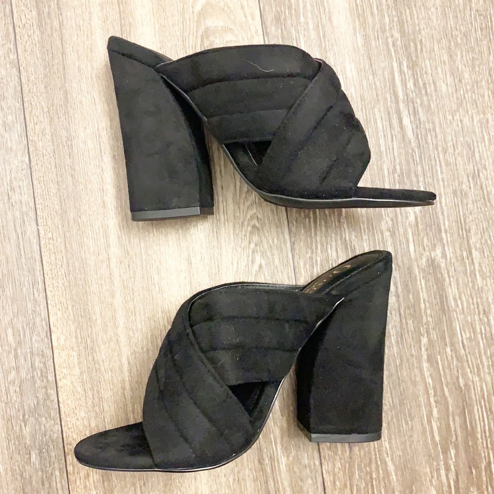Olivia Fargiano Size 6 Black Suede Heel Sandal